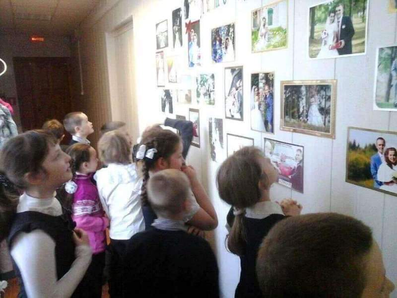Выставка работ "Война в судьбе моей семьи" в Ленском отделе вызывает большой интерес посетителей